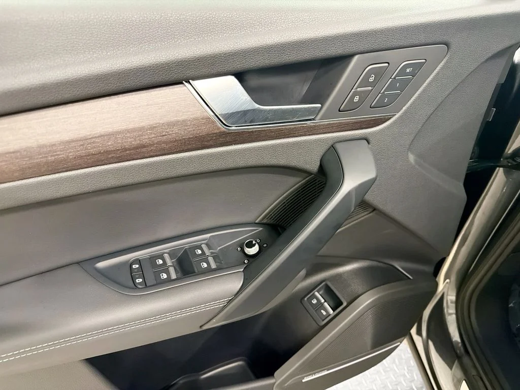 Used 2025  Audi 55 Premium Plus image 19