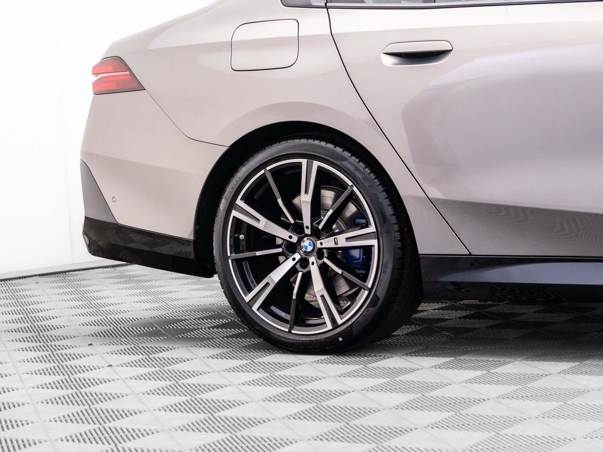 New 2026 Oxide Grey Metallic BMW 530i xDrive image 35