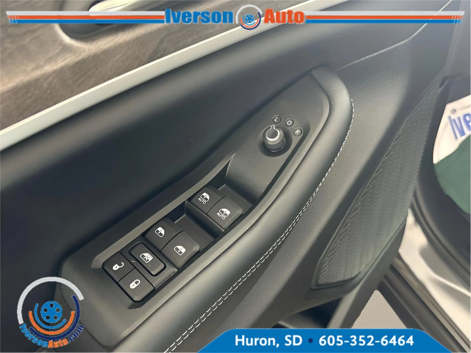 New 2026 Baltic Gray Metallic Clear-Coat Exterior Paint Jeep Laredo Altitude image 15