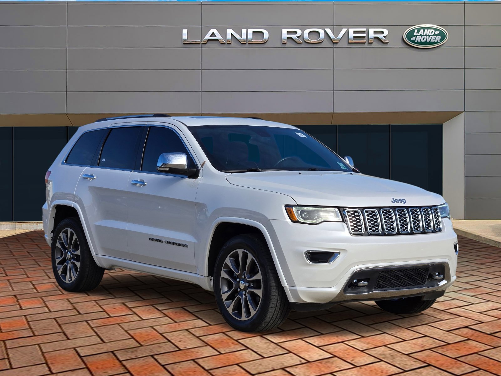 Used 2017 Ivory 3-Coat Jeep Overland image 3