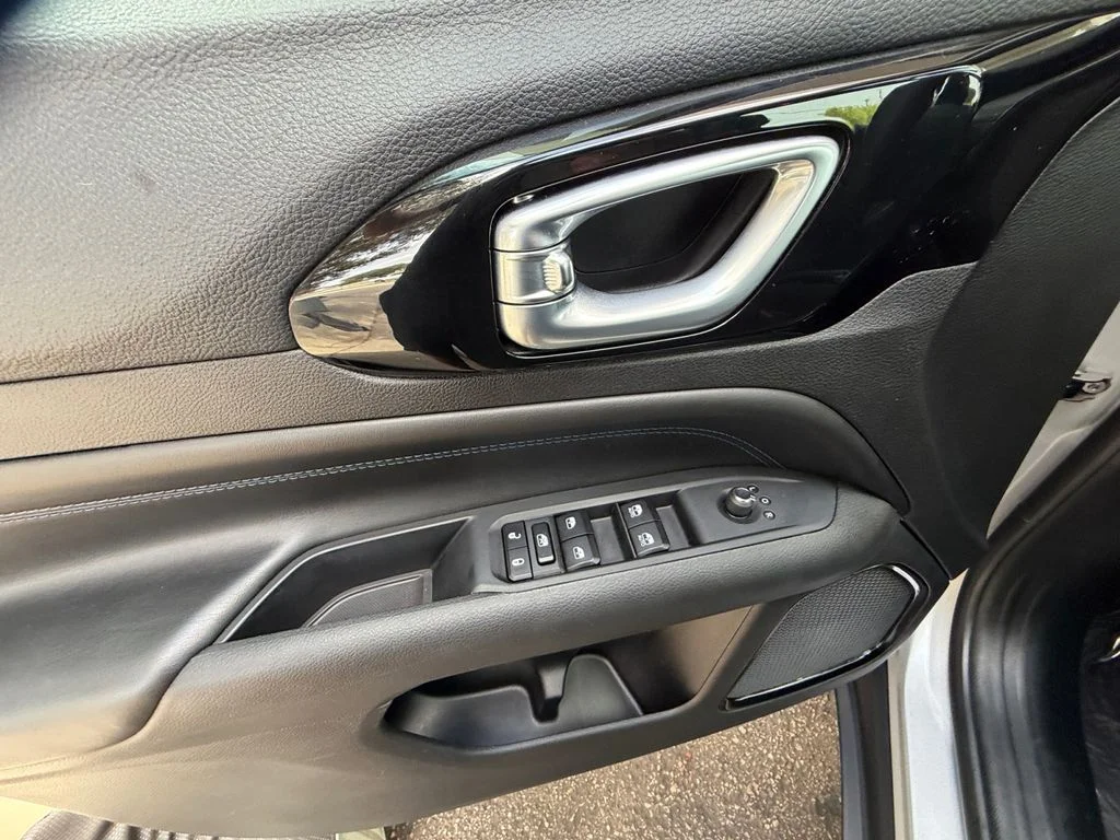Used 2026 Silver Jeep Latitude image 11