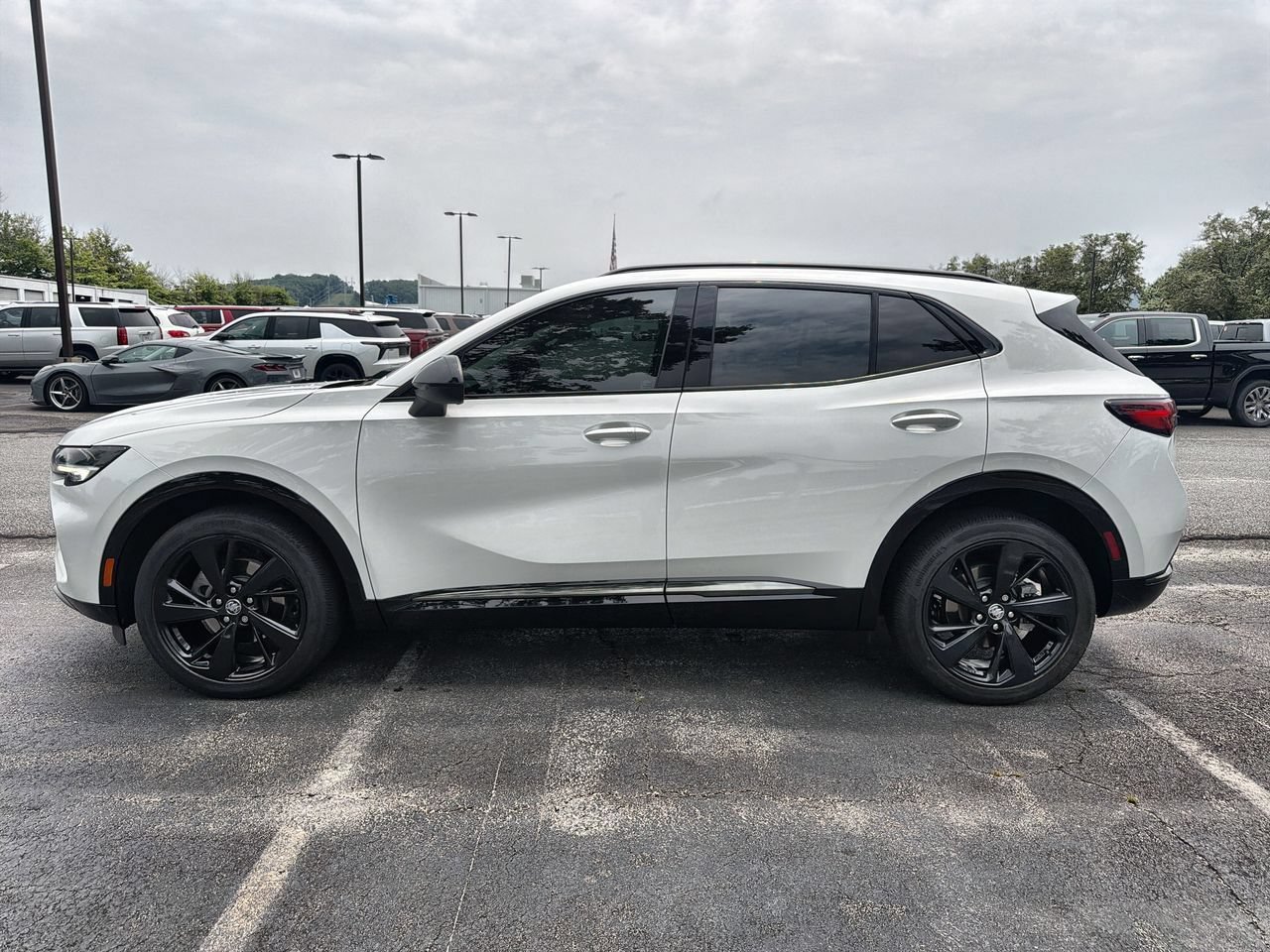 Used 2023 Summit White Buick Preferred image 5