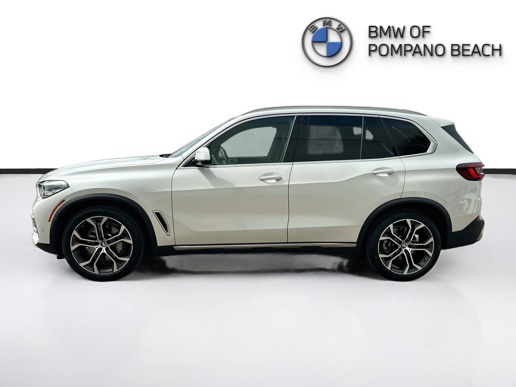 Used 2022 Mineral White Metallic BMW sDrive40i image 4