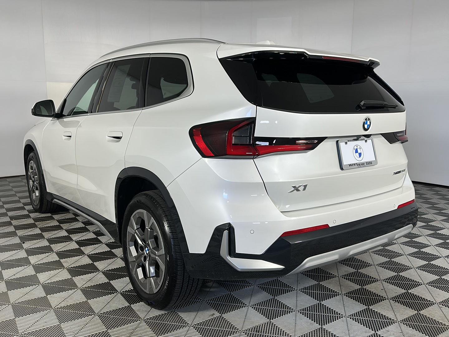 New 2026 Mineral White Metallic BMW xDrive28i image 27