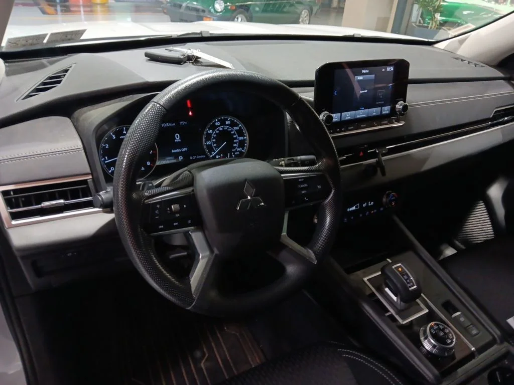 Used 2024  Mitsubishi ES image 5