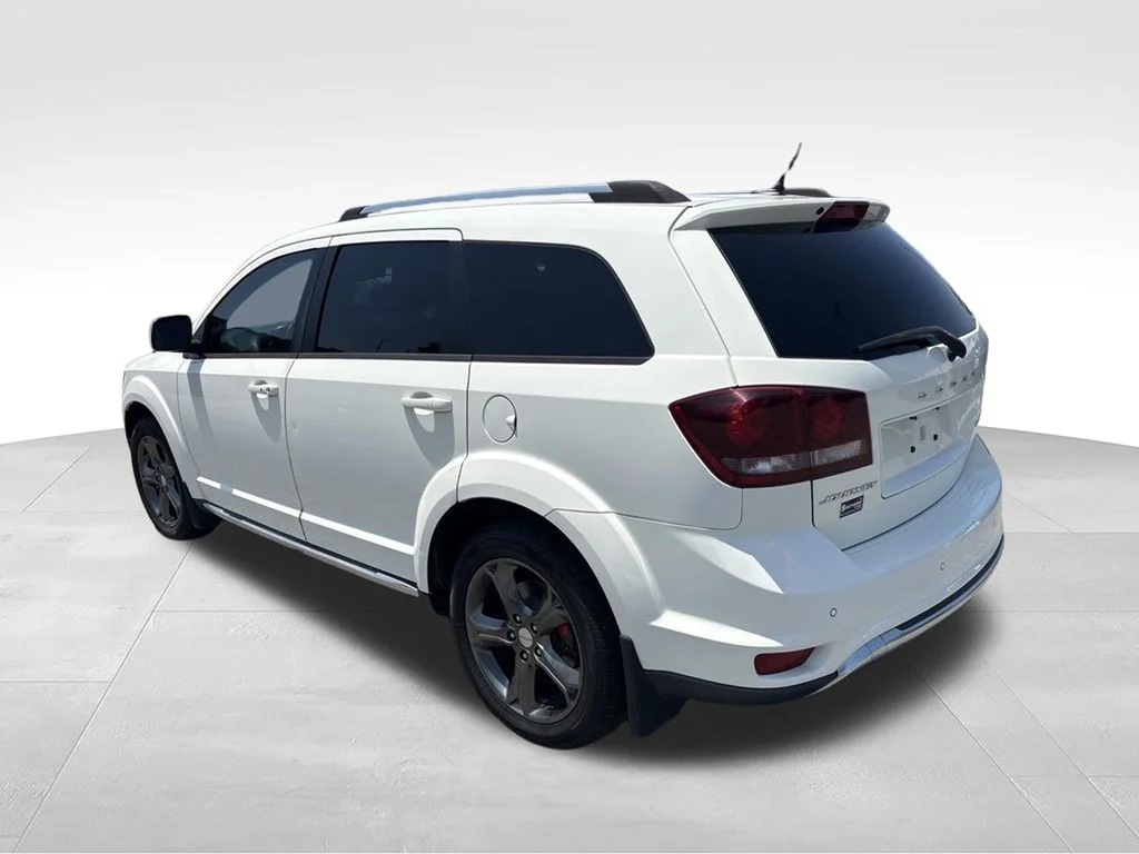 Used 2015 White Dodge Crossroad image 3