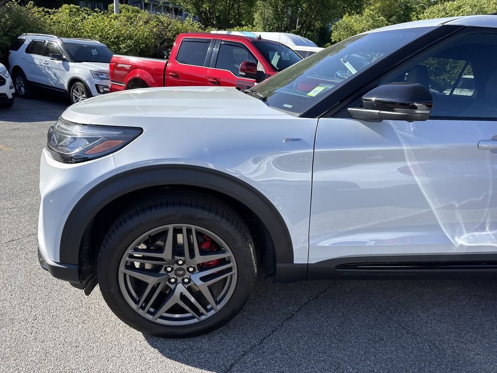 New 2026 Space White Metallic Ford ST-Line image 9