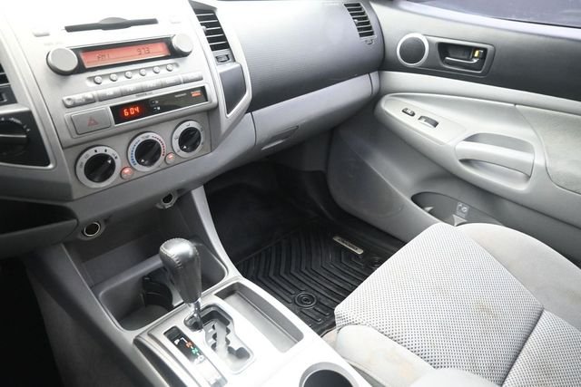 Used 2008 White Toyota Base image 26
