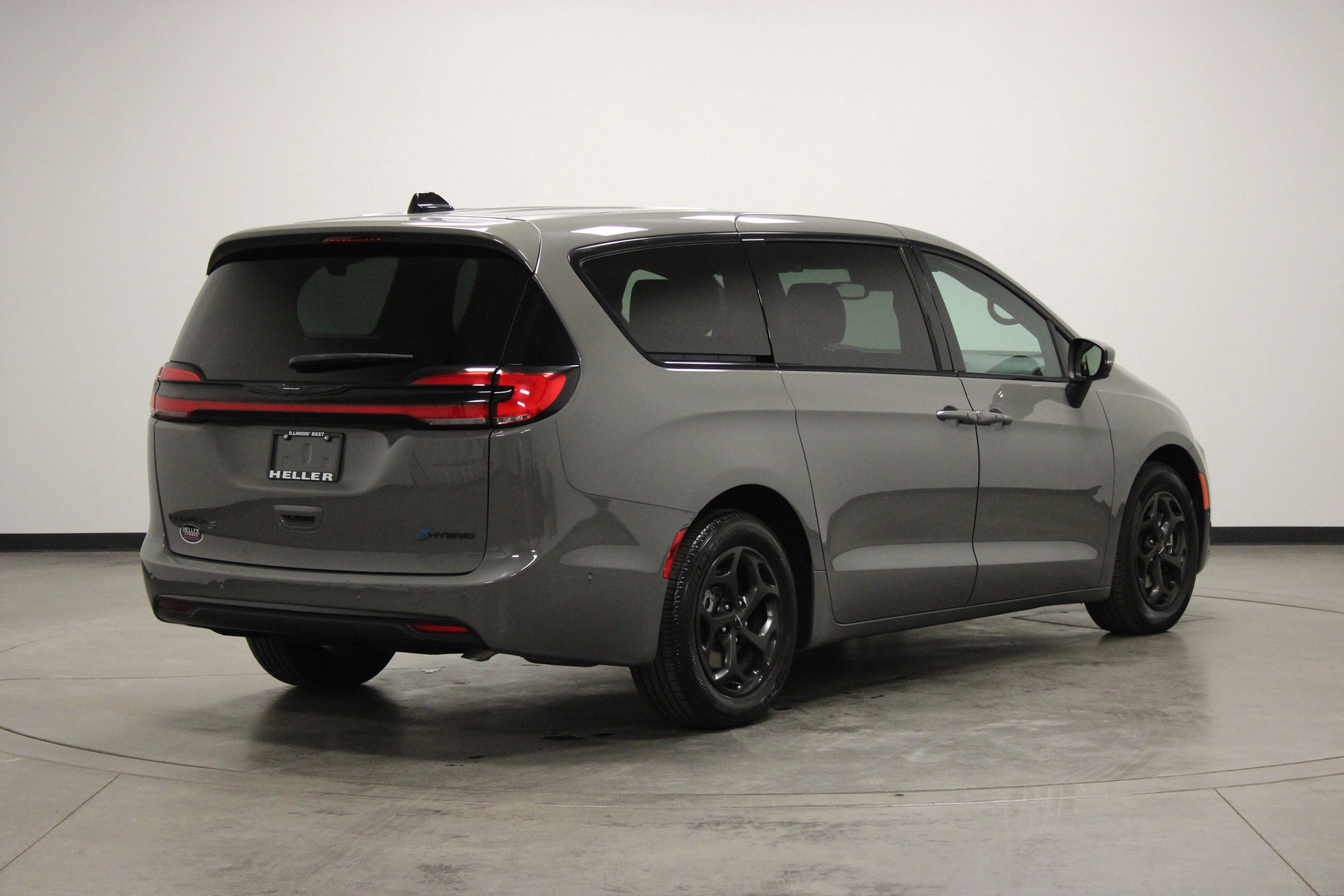 Used 2023 Ceramic Gray Clearcoat Chrysler Touring L image 8