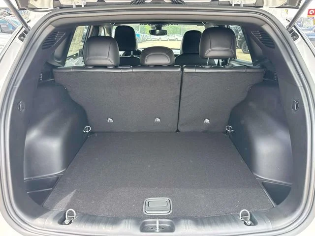 New 2026 White Jeep Latitude image 10