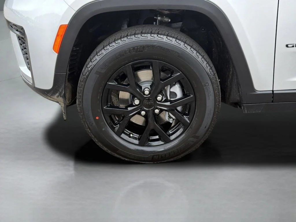New 2026 Silver Zynith Exterior Paint Jeep Altitude image 9