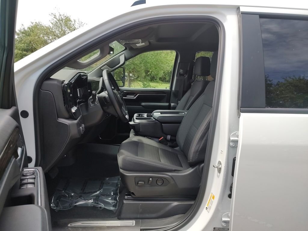 Used 2025 White Chevrolet LT image 15