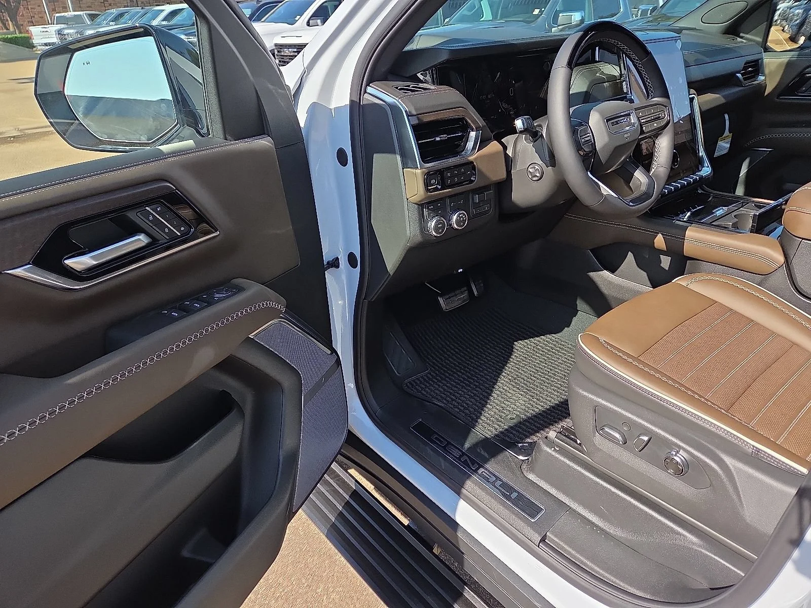 2026 GMC Yukon Denali Ultimate - Photo 12