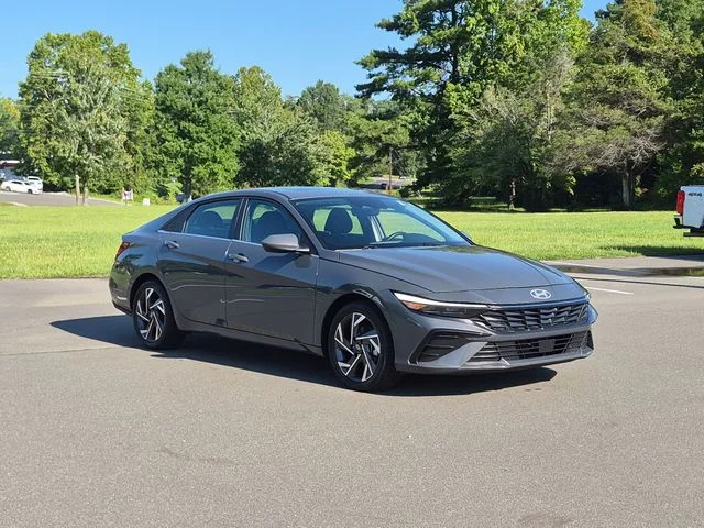 Used 2025 Gray Hyundai SEL Convenience image 15