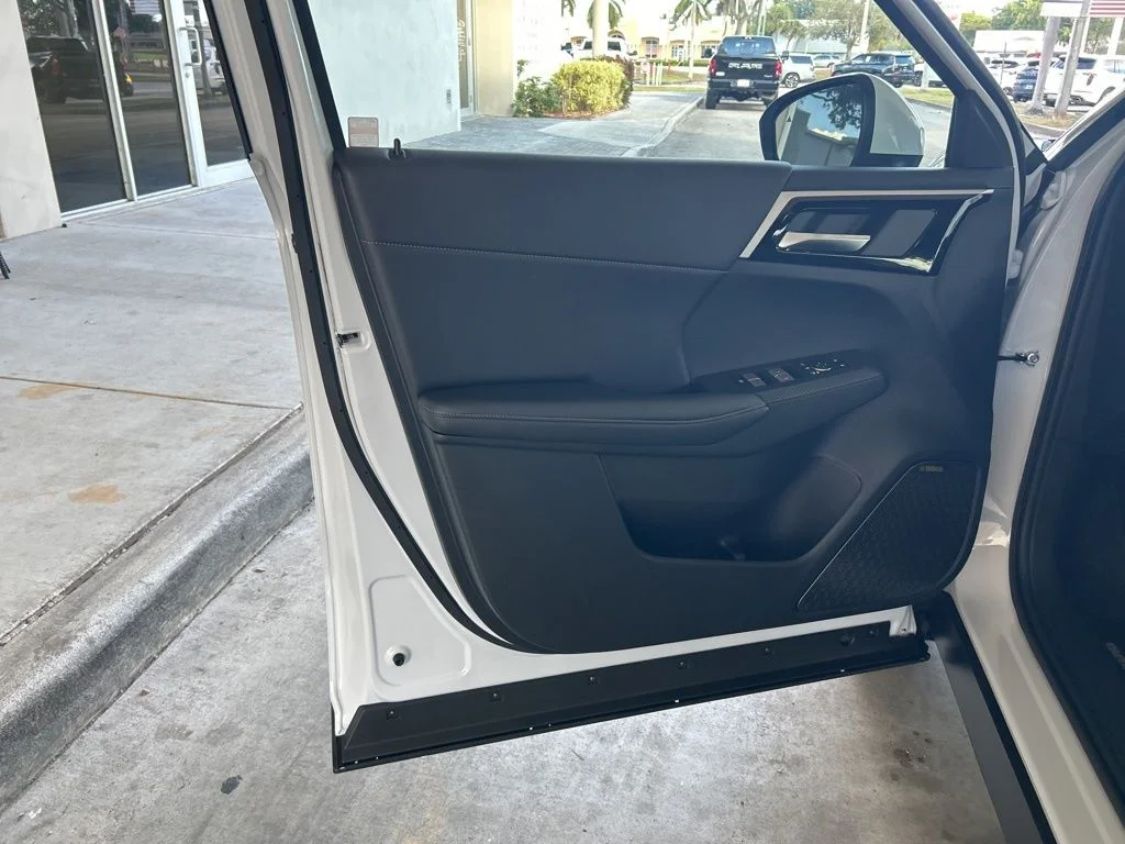 New 2026 White Mitsubishi SE image 38