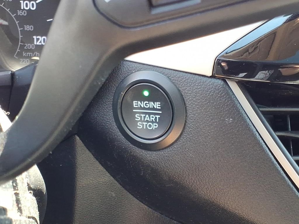 Used 2020 Black Metallic Ford SE image 9