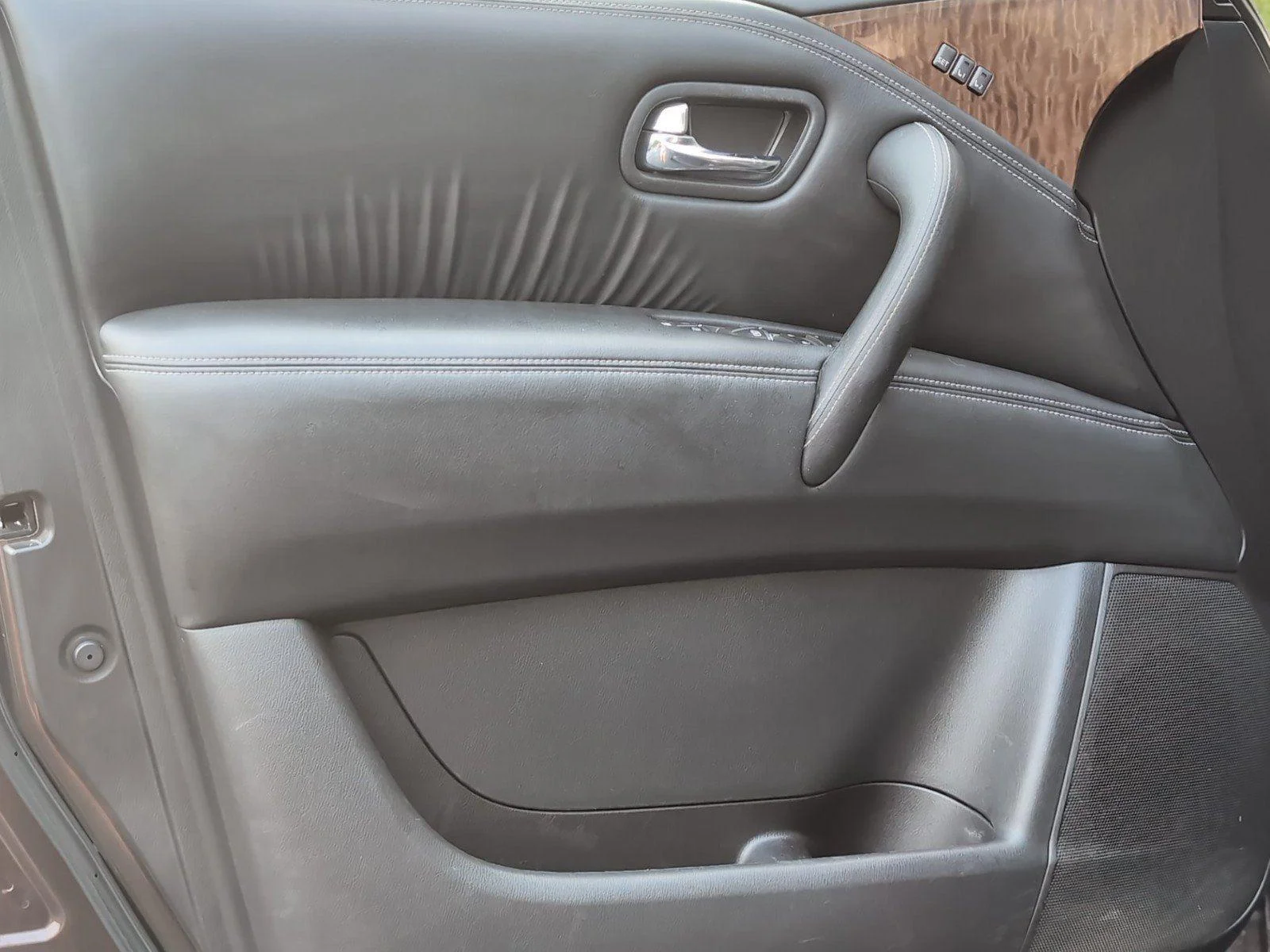 Used 2018 Mocha Almond Nissan Platinum image 18