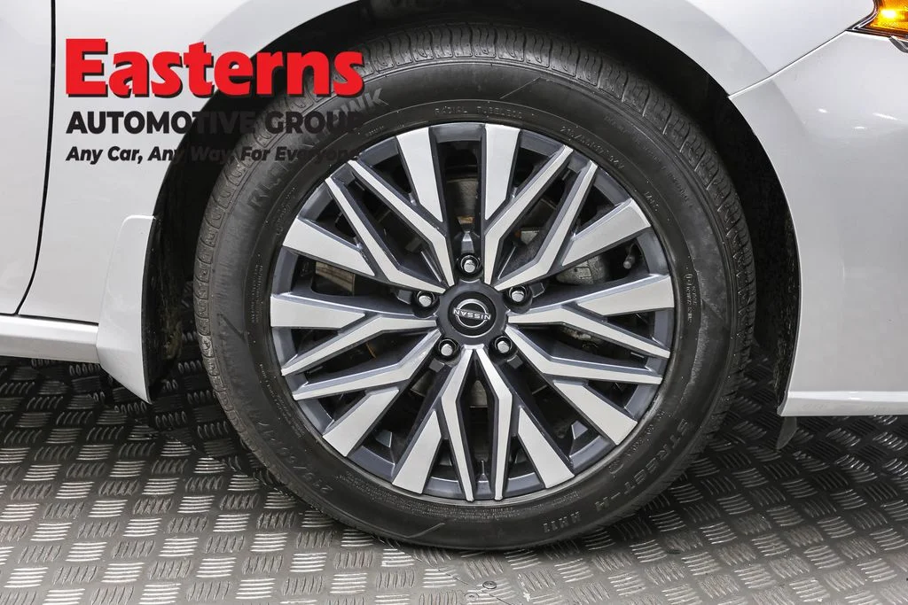 Used 2023 Silver Nissan 2.5 SV image 31