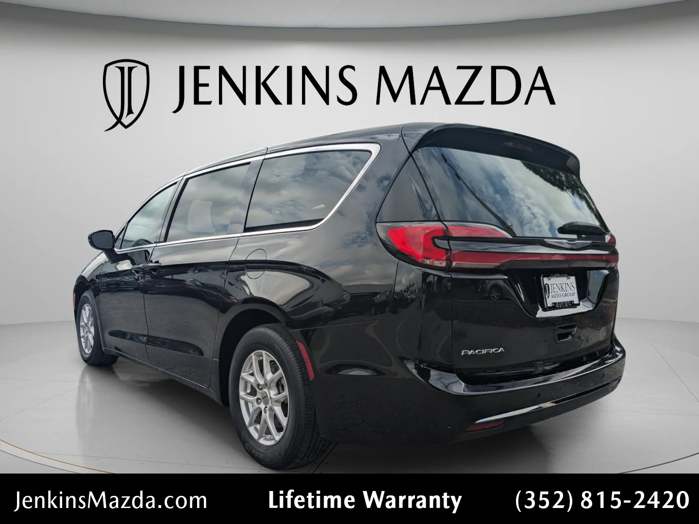 Used 2024 Diamond Black Crystal Pearlcoat Chrysler Touring L image 5