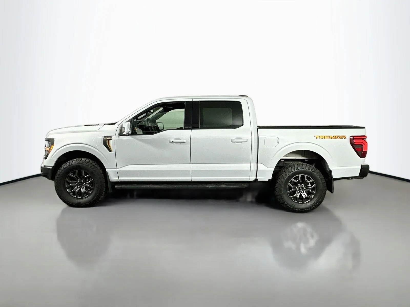 Used 2025 White Ford Tremor image 5