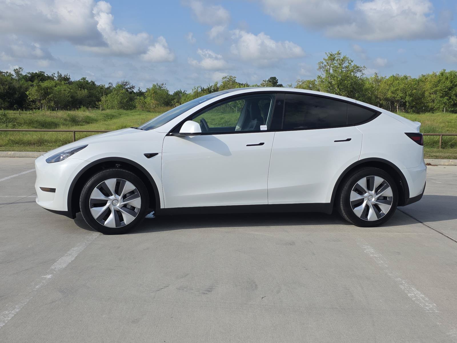 Used 2024 Tesla Model Y Long Range with VIN 7SAYGDEDXRF073640 for sale in Friendswood, TX