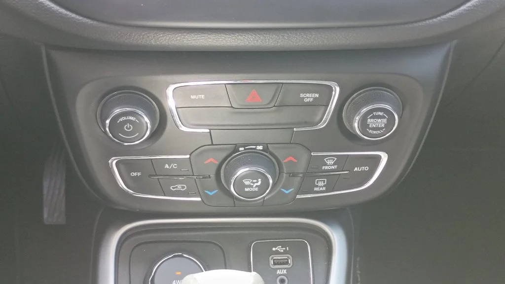 Used 2021 White Jeep Latitude image 24
