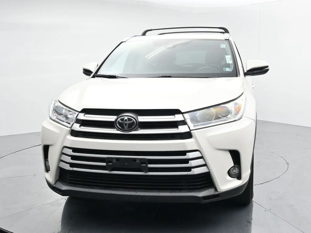 Used 2019 White Toyota XLE image 3