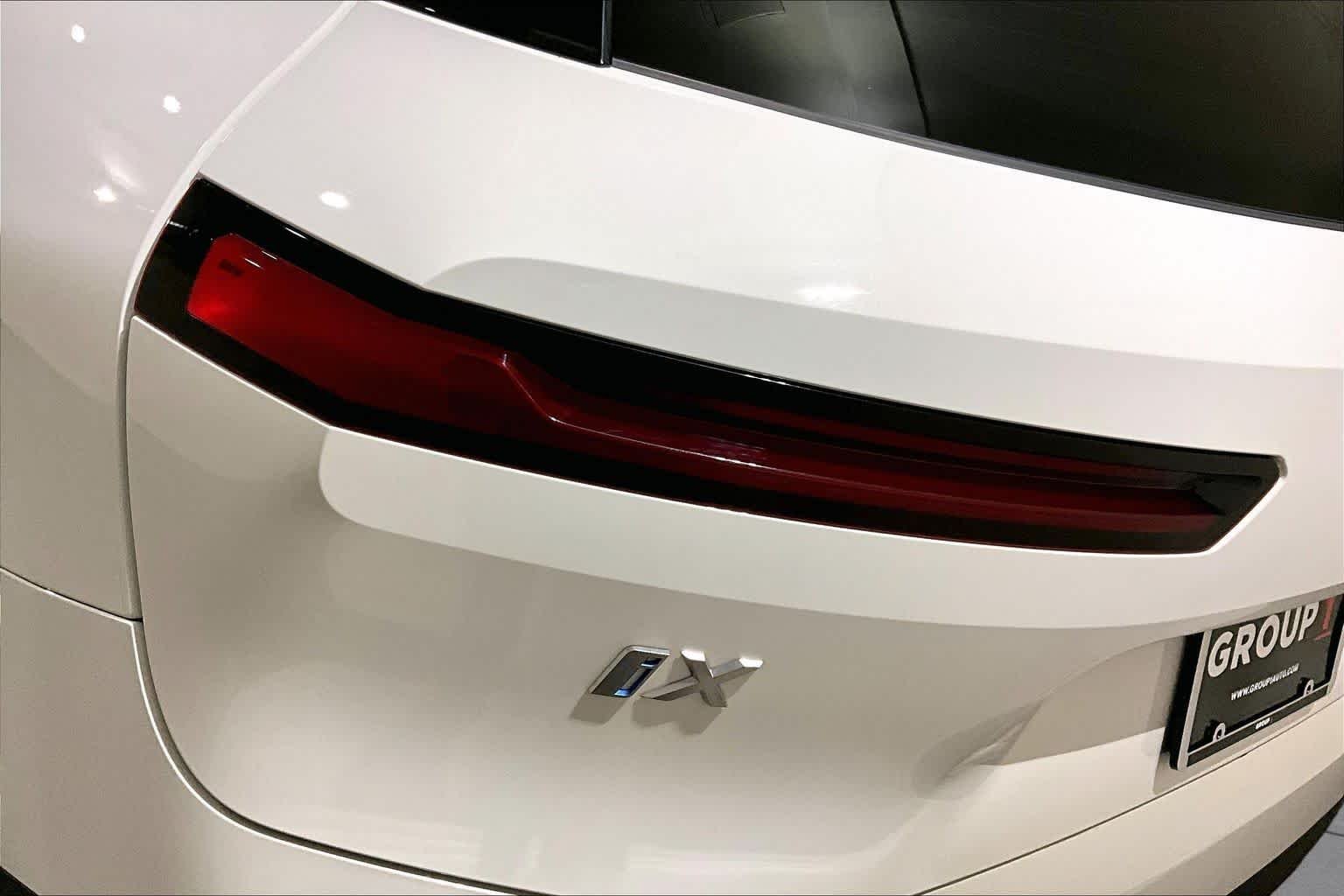 Used 2024 Alpine White BMW xDrive50 image 27