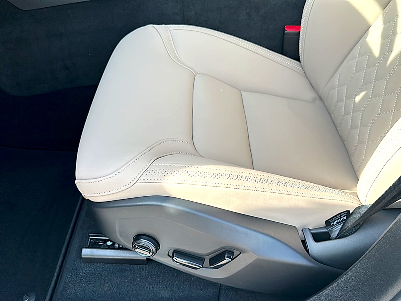 New 2026 Crystal White Volvo Plus image 12