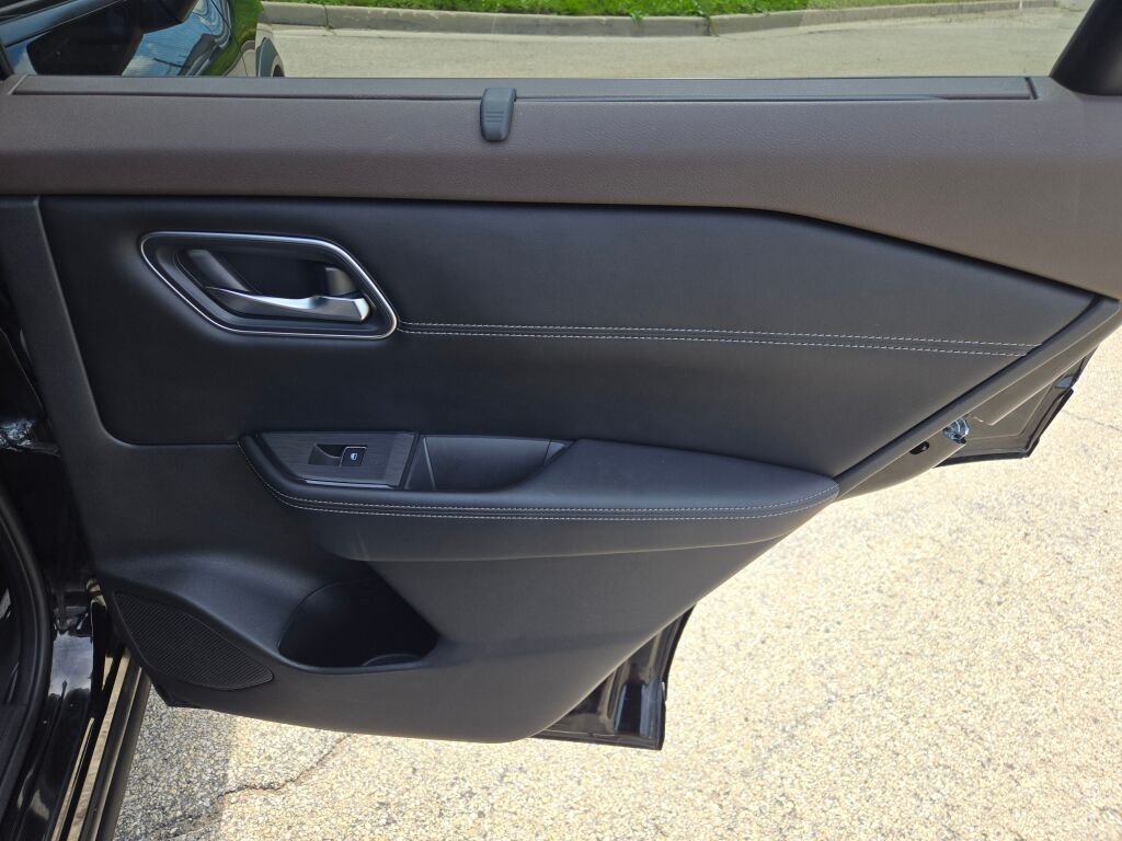 Used 2021  Nissan Platinum image 11