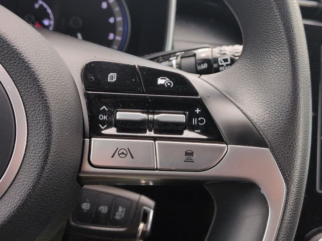 Used 2023 White Hyundai SE image 15