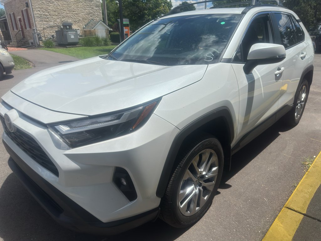 Used 2025 Wind Chill Pearl Toyota XLE Premium image 3