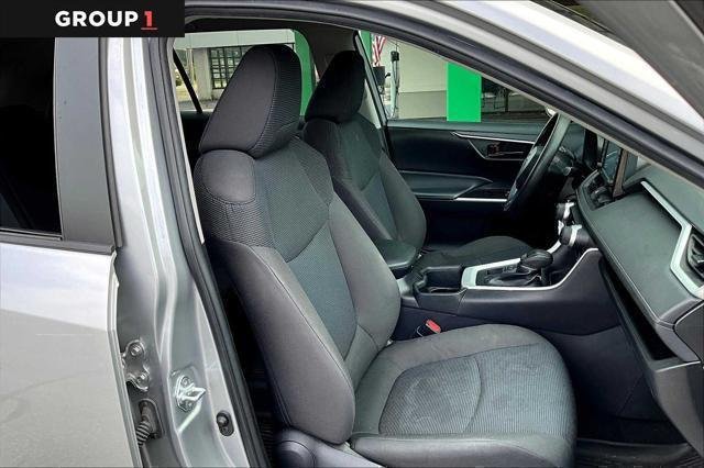 2022 Toyota RAV4 LE - Photo 8