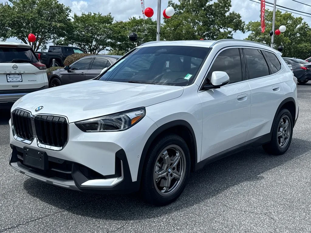 Used 2023 White BMW xDrive28i image 7