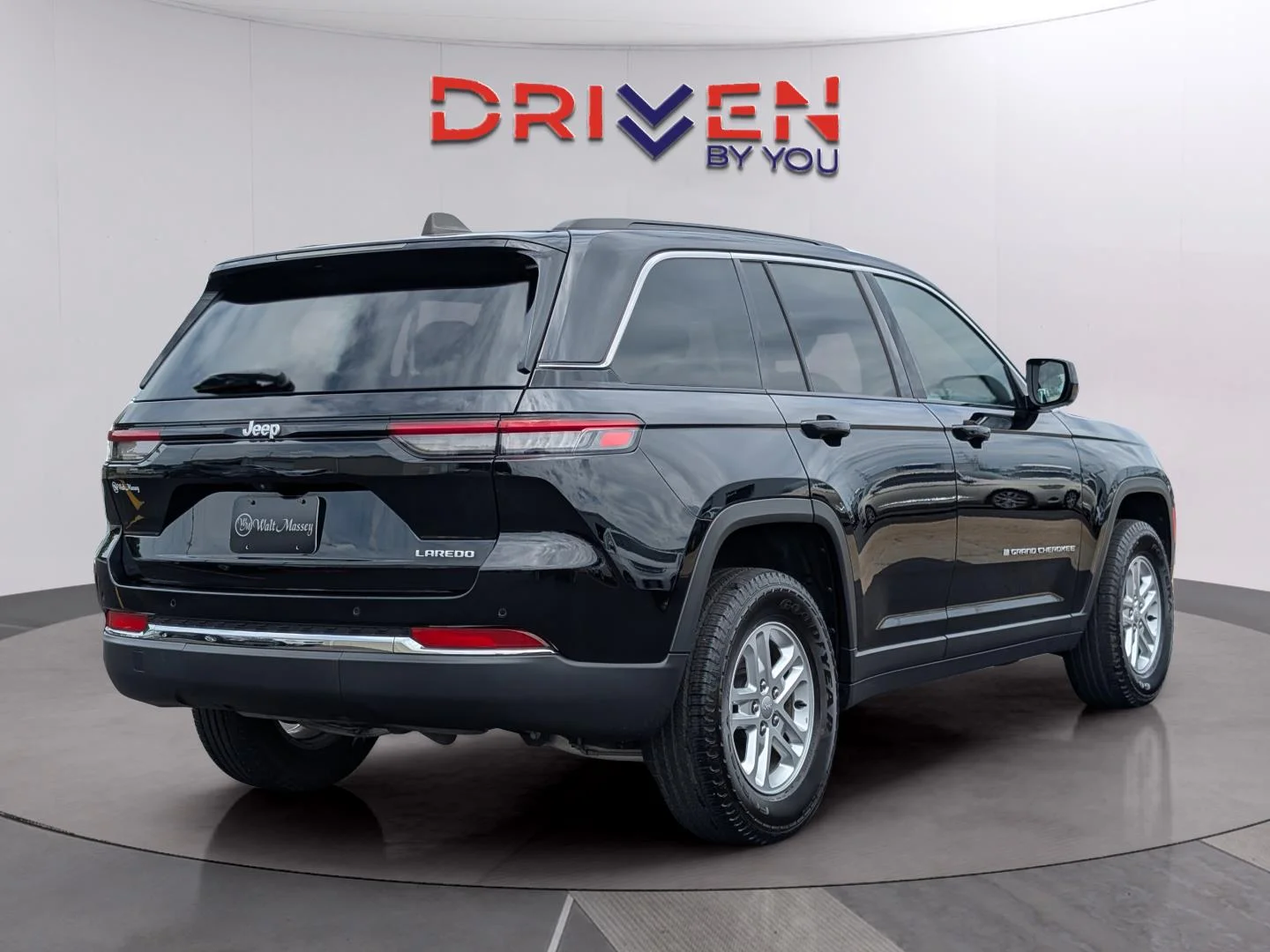Used 2024 Diamond Black Crystal Pearlcoat Jeep Laredo image 5