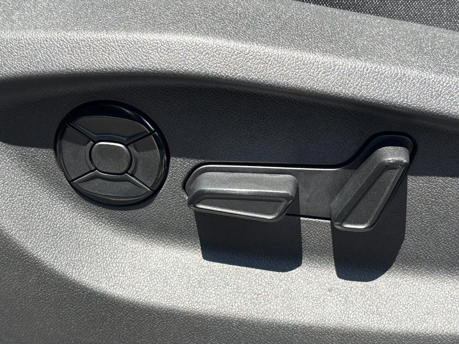 New 2026 platinum gray metallic Volkswagen SE image 16