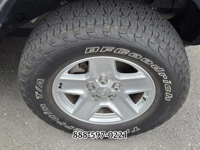Used 2020 Billet Silver Metallic JEEP SPORT image 9