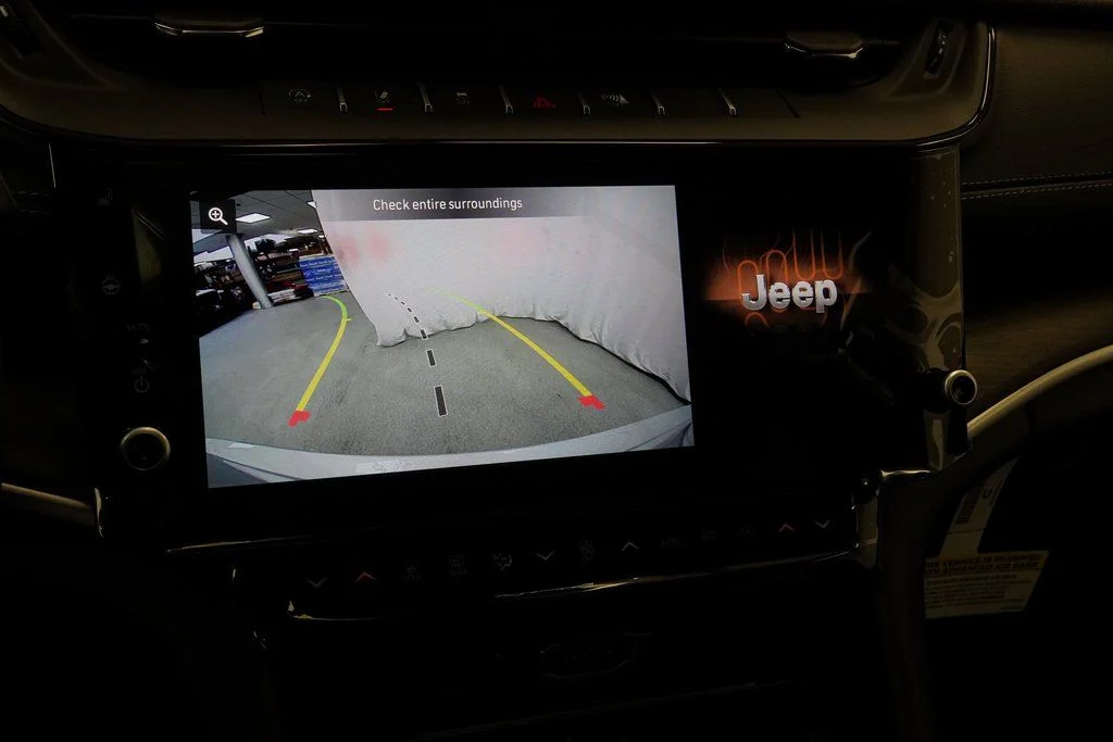 New 2026 Silver Zynith Exterior Paint Jeep Altitude image 23