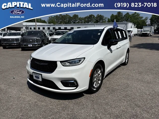 Used 2024 White Chrysler Touring L image 4