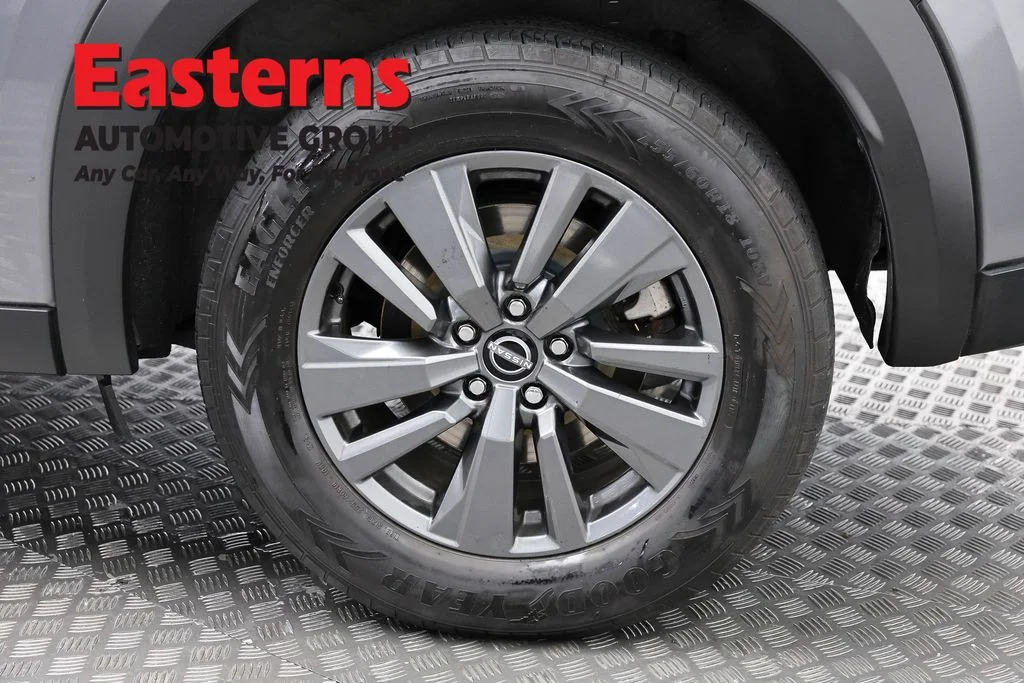 Used 2022 Gray Nissan SV image 34