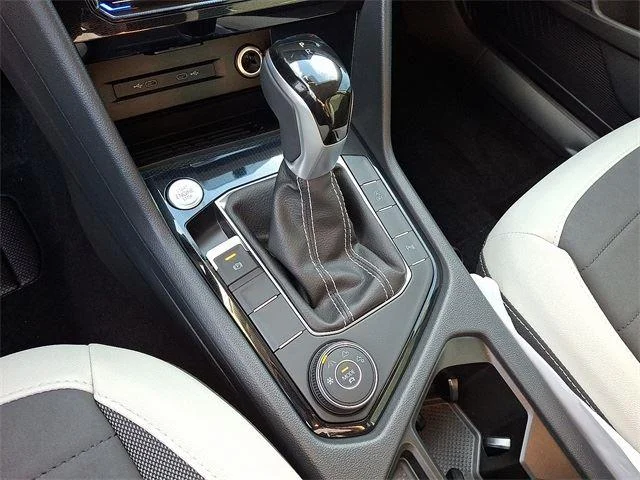 2025 Volkswagen Taos SE - Photo 10