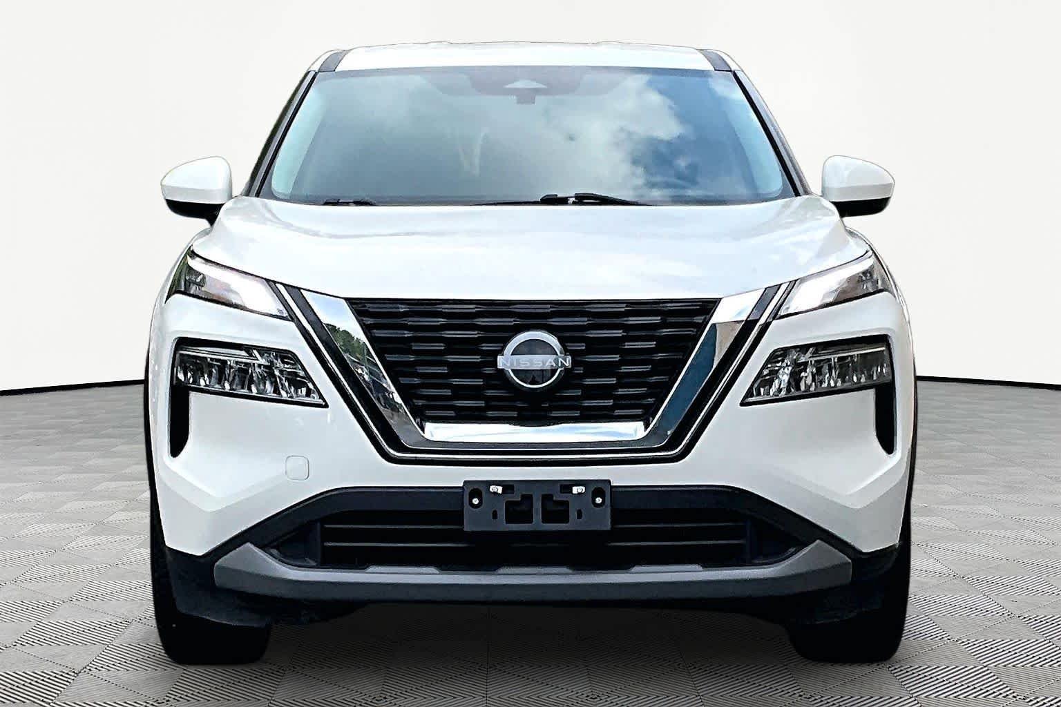 Used 2023 Pearl White Tricoat Nissan SV image 4