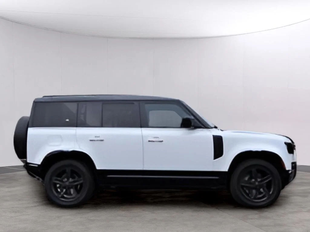Used 2024 Fuji White Land Rover X-Dynamic SE image 4