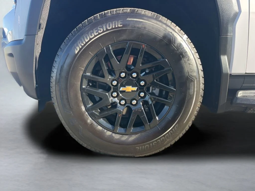Used 2025 Summit White Chevrolet LT - Extended Range image 35