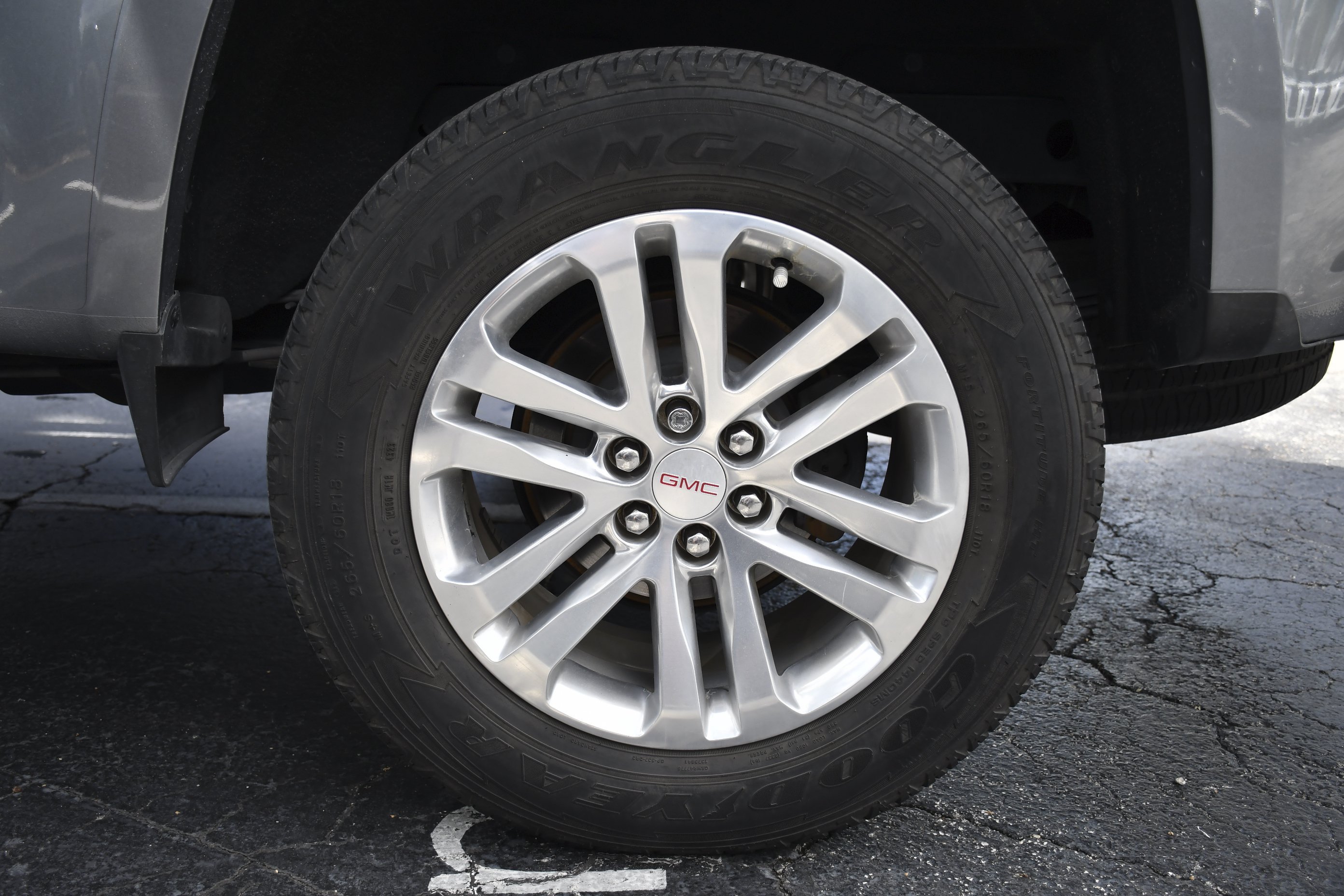 Used 2018 Satin Steel Metallic GMC 2WD SLT image 30