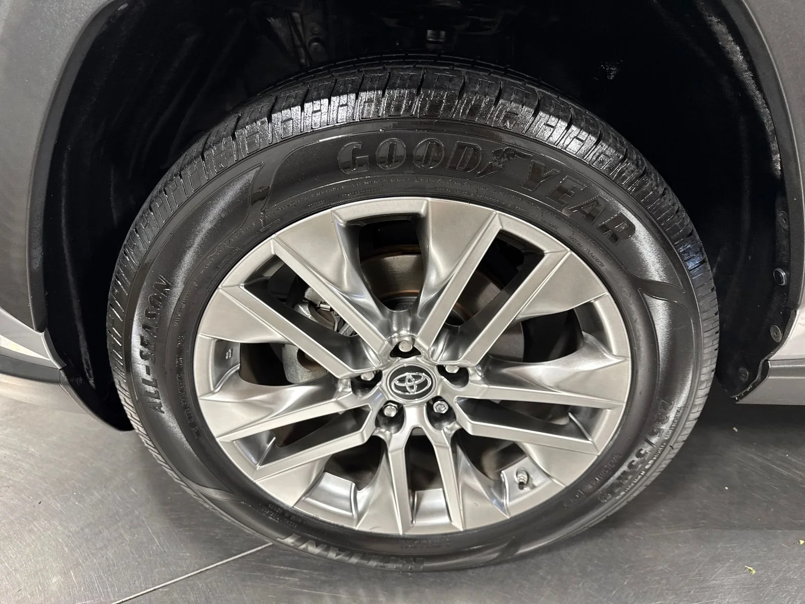 Used 2019 Silver Sky Metallic Toyota XLE Premium image 2