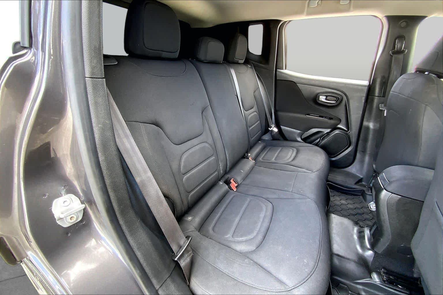 Used 2021 Granite Crystal Metallic Clearcoat Jeep Latitude image 19