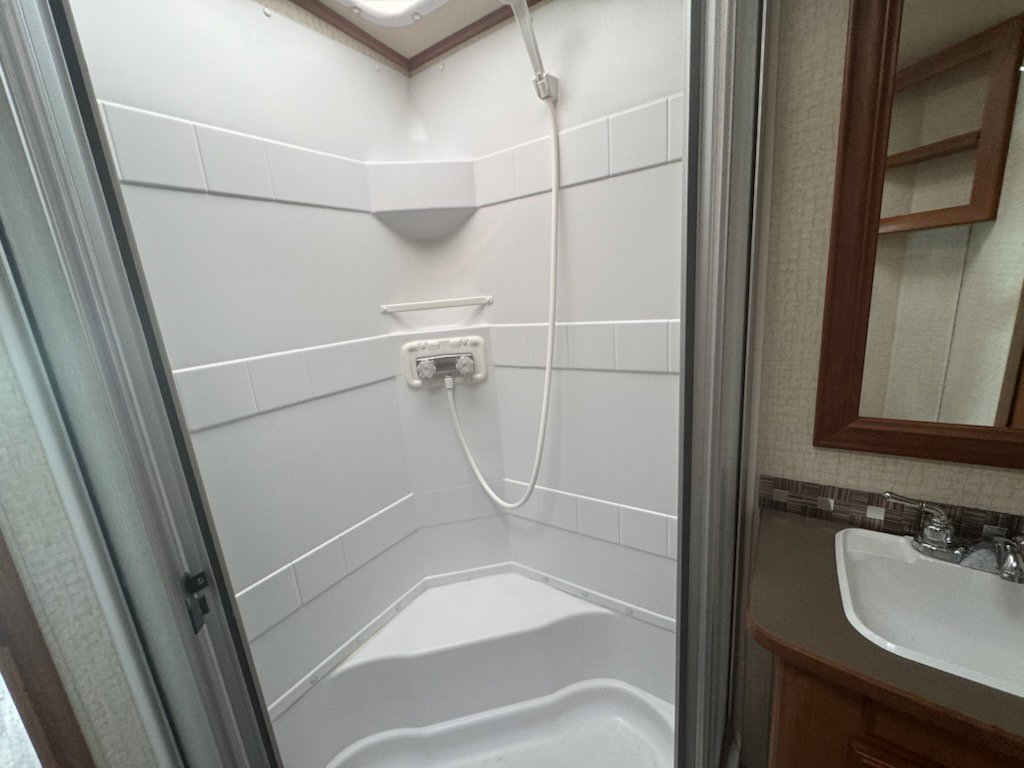Used 2017  Winnebago 31BE image 8