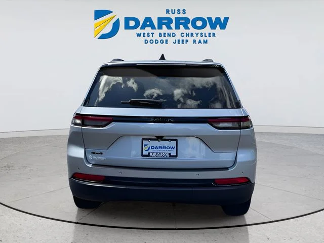 Used 2025 Silver Jeep Altitude image 4