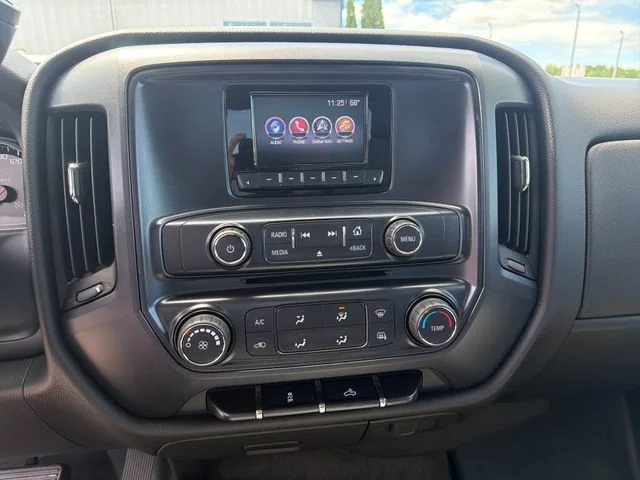 Used 2015 Silver GMC  image 24